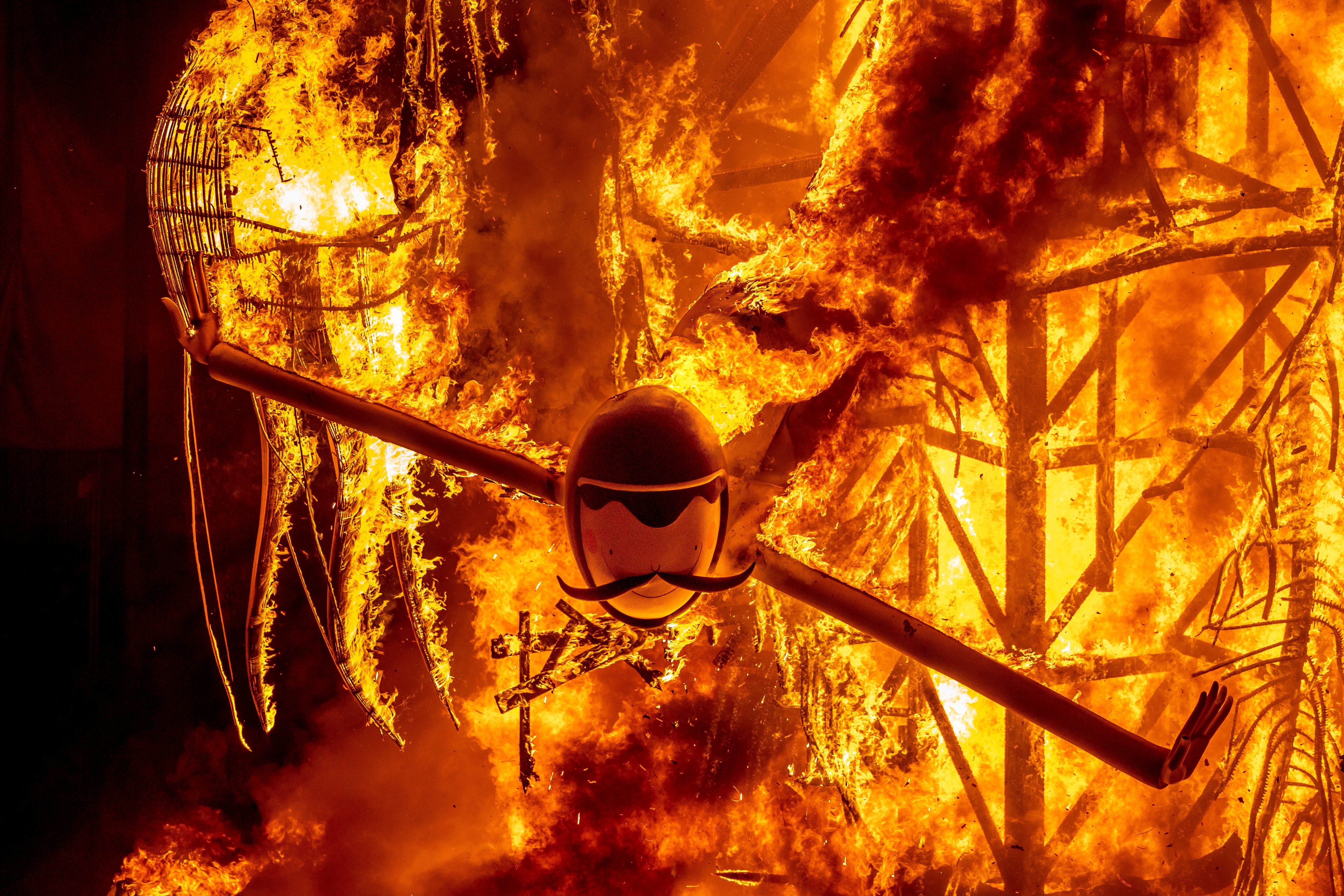 Un ninot es consumido por el fuego durante la Cremá. EFE/Biel Aliño