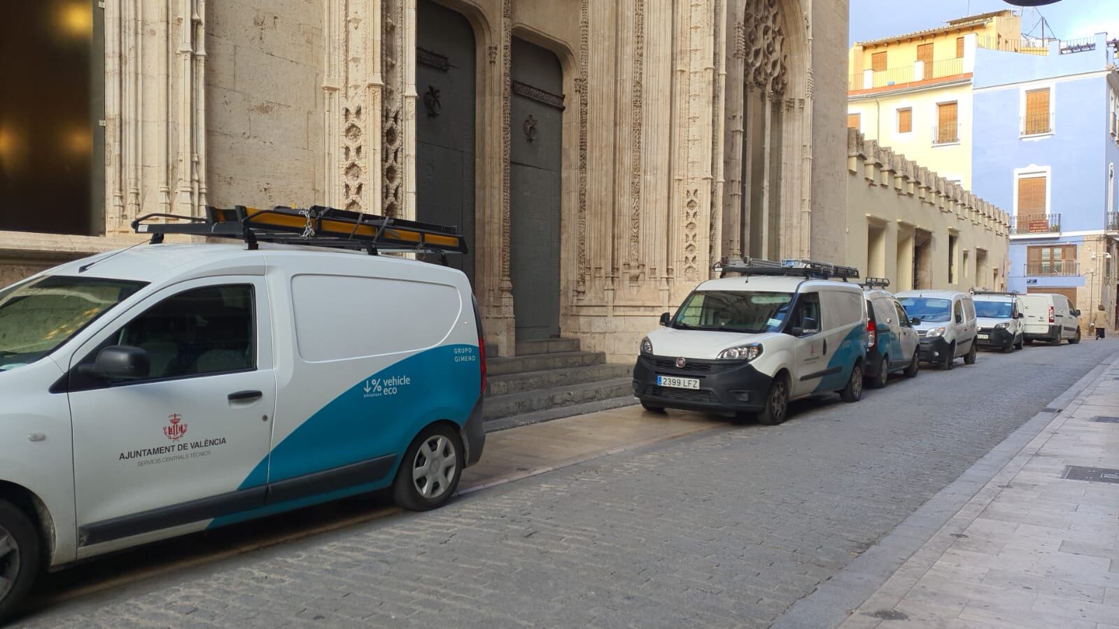 Coches aparcados a pocos centimetros de la Lonja de València, que es Patrimonio de la Humanidad.