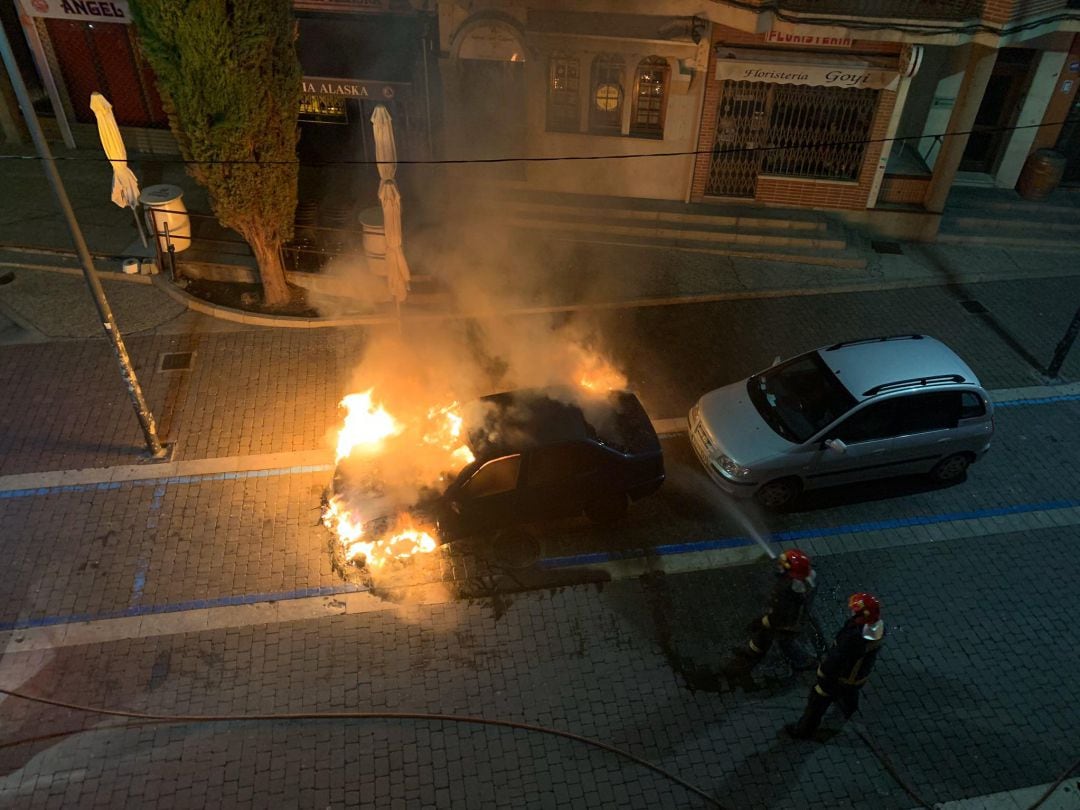 Los bomberos actúan para apagar el incendio de un vehículo ocurrido anoche en la calle Ávila