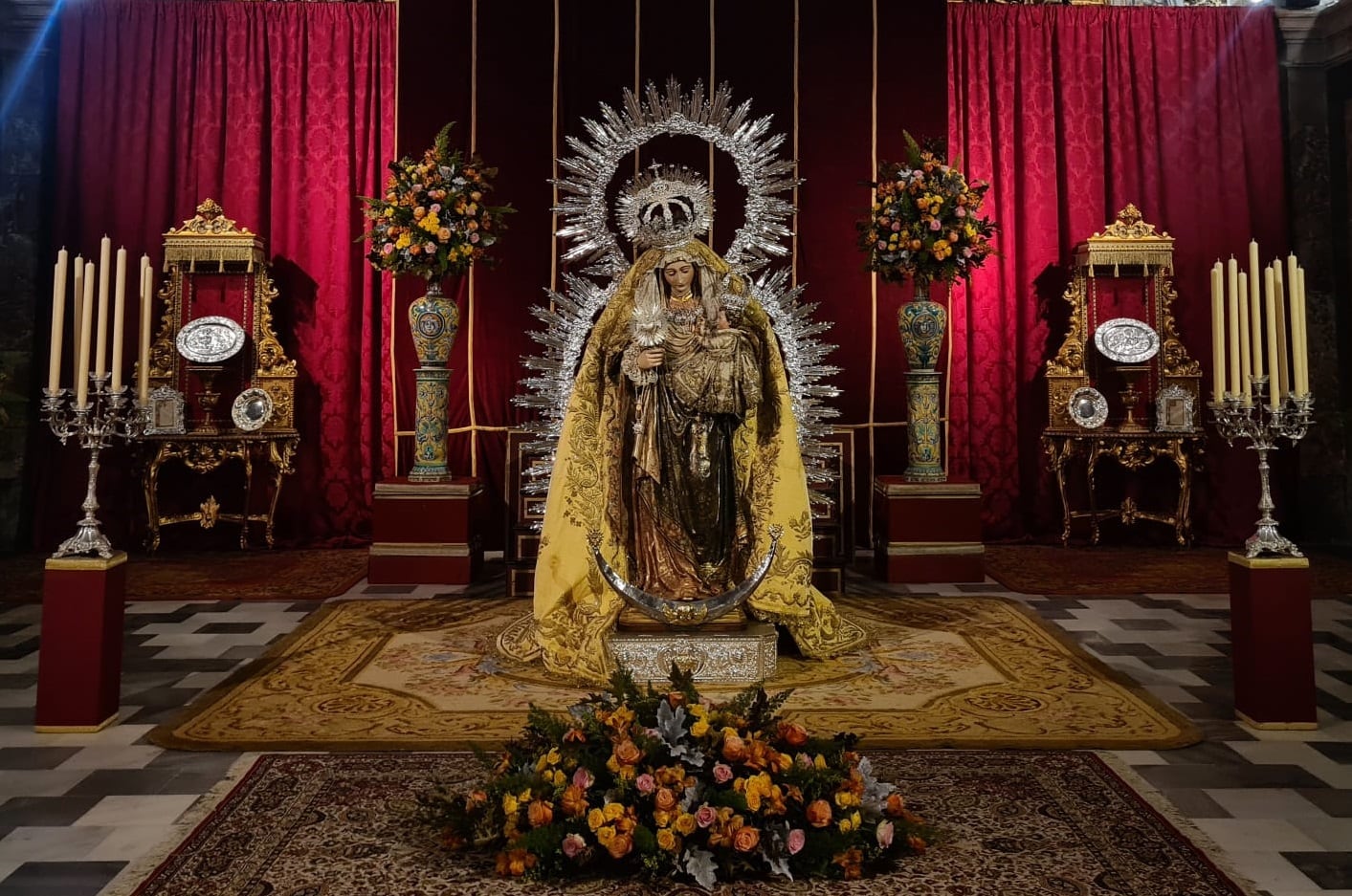 La Virgen del Amparo, durante su besamanos del pasado fin de semana