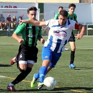 Samuel con el balón en el campo