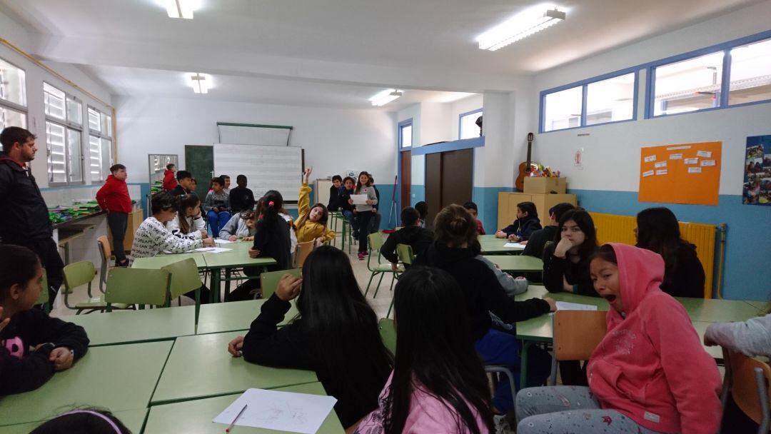 Imagen de archivo de escolares en un centro educativo de la isla