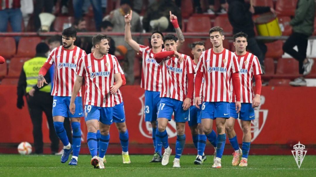 Los jugadores del Sporting tras el gol de Djuka al Alcorcón que permitió la clasificación para la tercera ronda copera.