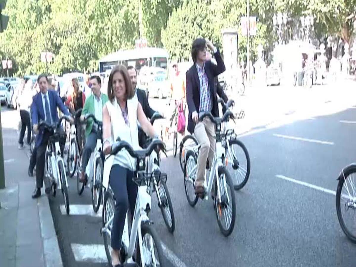 Ana Botella estrena las nuevas bicicletas de Madrid subida en una de ellas