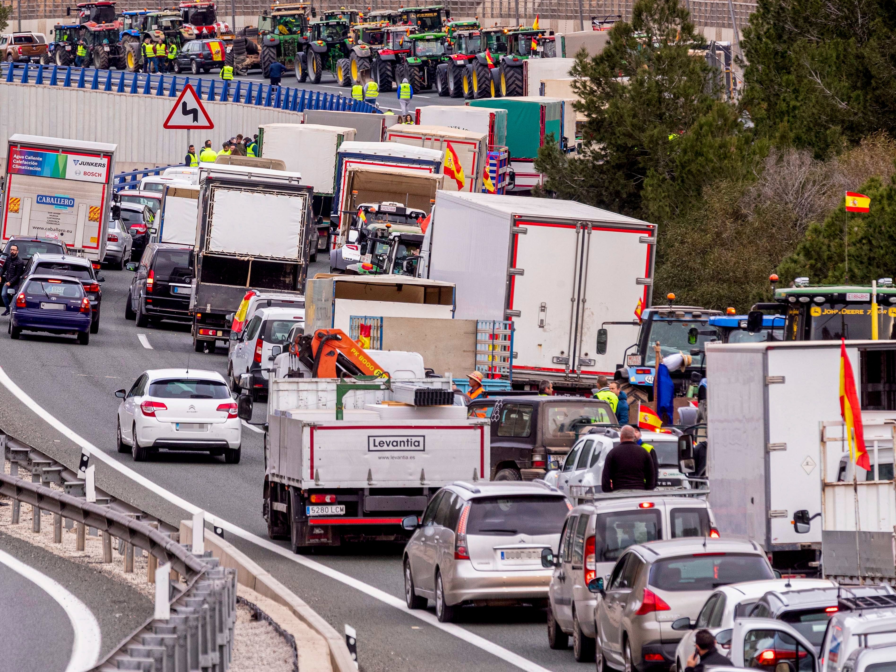 Varios tractores mantienen cortada la autovía A-30 a la altura del puerto de la Cadena en dirección Murcia. EFE/Marcial Guillén