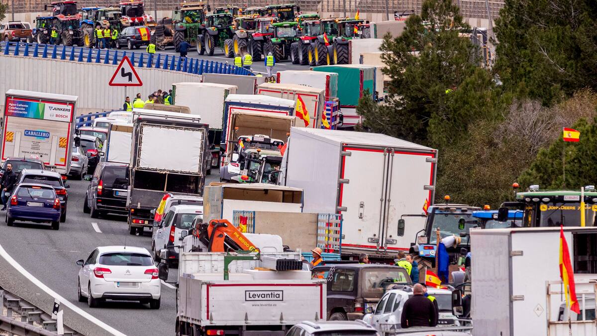 La FROET pide escolta para sacar los camiones encerrados en Escombreras