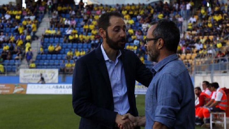 Cervera saluda a Machín, técnico visitante en Carranza