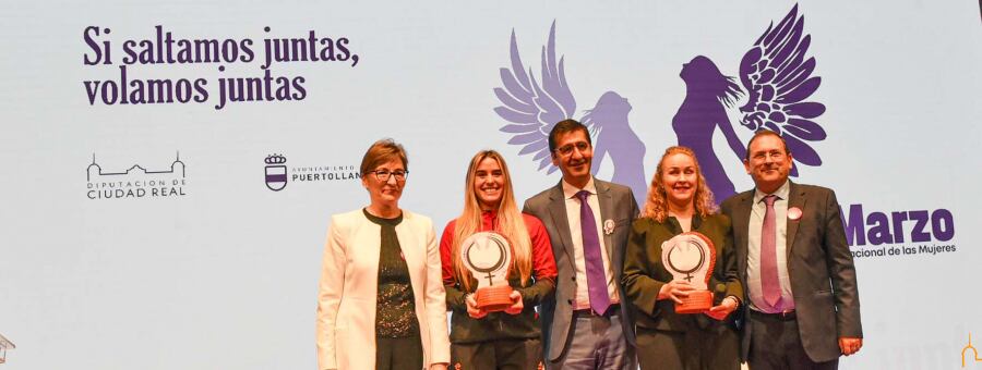 Marta Francés y Cristina Ruiz recogiendo el premio por la Igualdad de la Diputación de Ciudad Real / Diputación de Ciudad Real