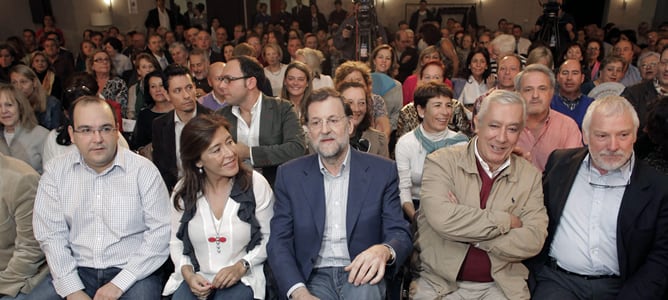 El presidente del Gobierno y del Partido Popular, Mariano Rajoy (c), durante el acto con responsables locales del partido, celebrado en A Coruña.