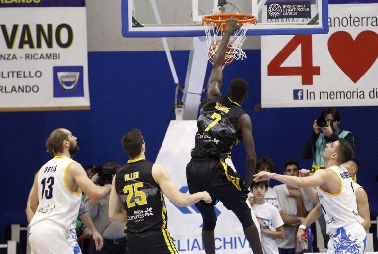 Niang hace un mate en presencia de varios jugadores contrarios