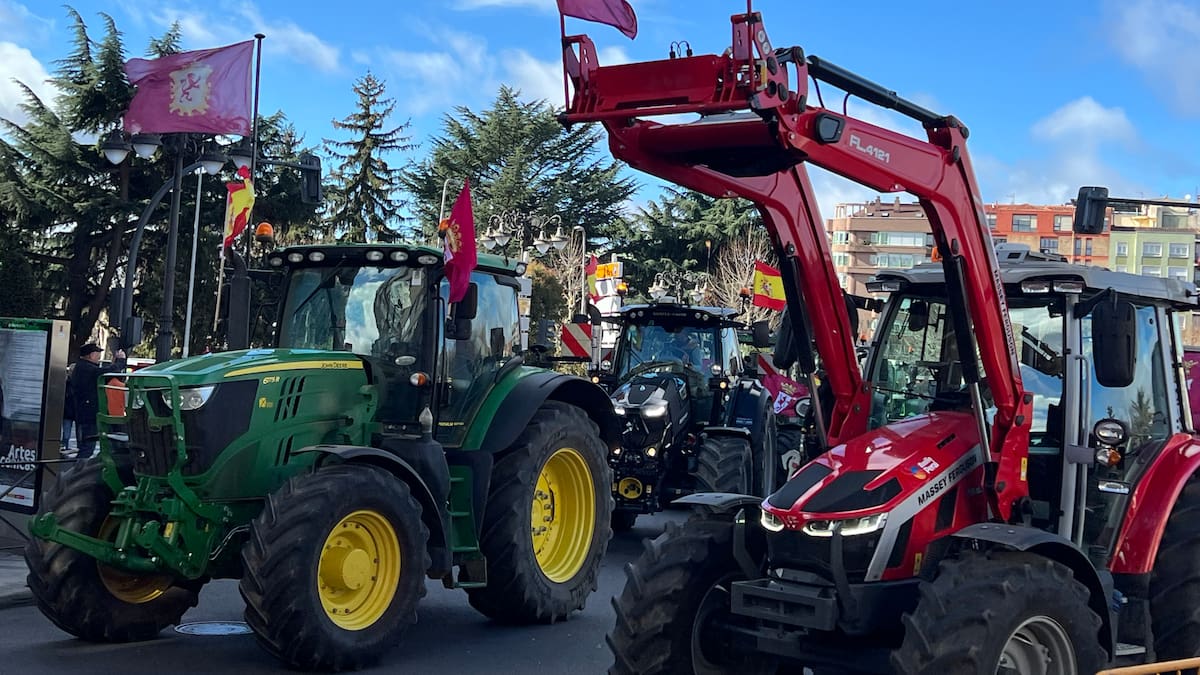 Unos 300 tractores y más de 1.500 personas se suman a la protesta de las organizaciones agrarias en León
