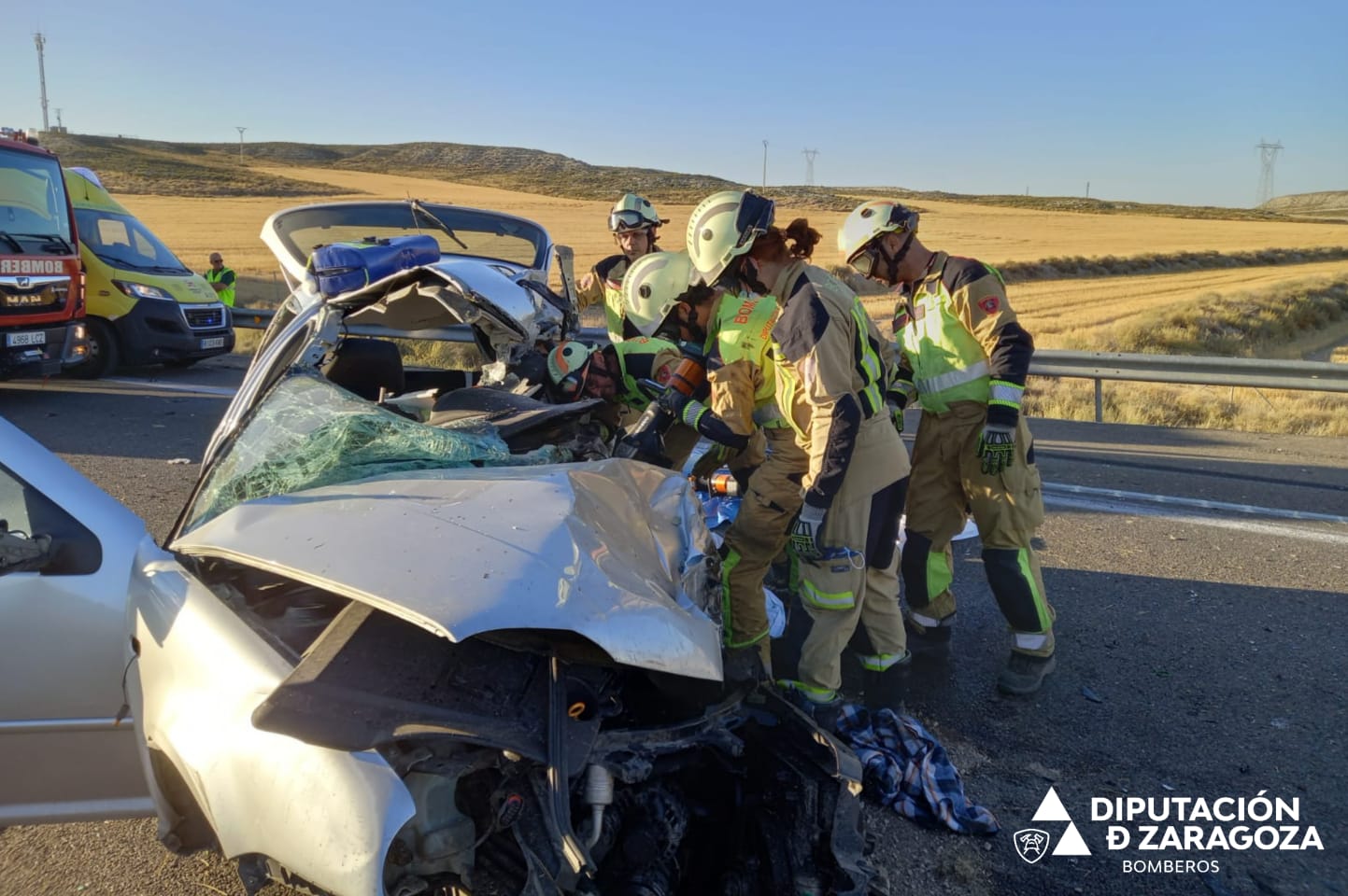 Accidente mortal en la autopista AP-2 en Osera de Ebro. Los bomberos de la Diputación de Zaragoza han acudido a excarcelar a una de las víctimas