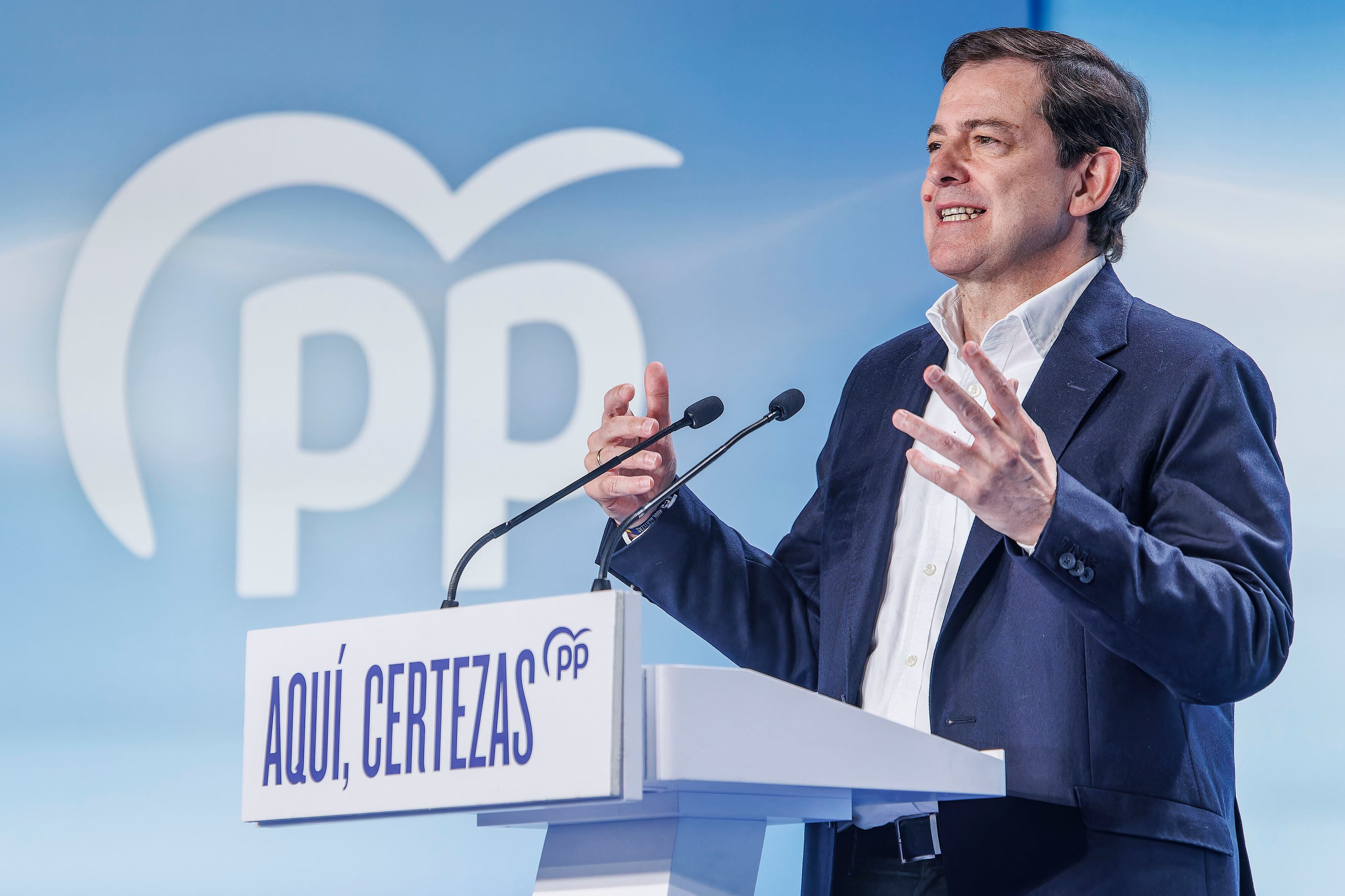 BURGOS, 08/03/2026.- El candidato del PP a la reelección como presidente de la Junta de Castilla y León, Alfonso Fernández Mañueco, en un acto con motivo del Día Internacional de la Mujer en Burgos. EFE/Santi Otero