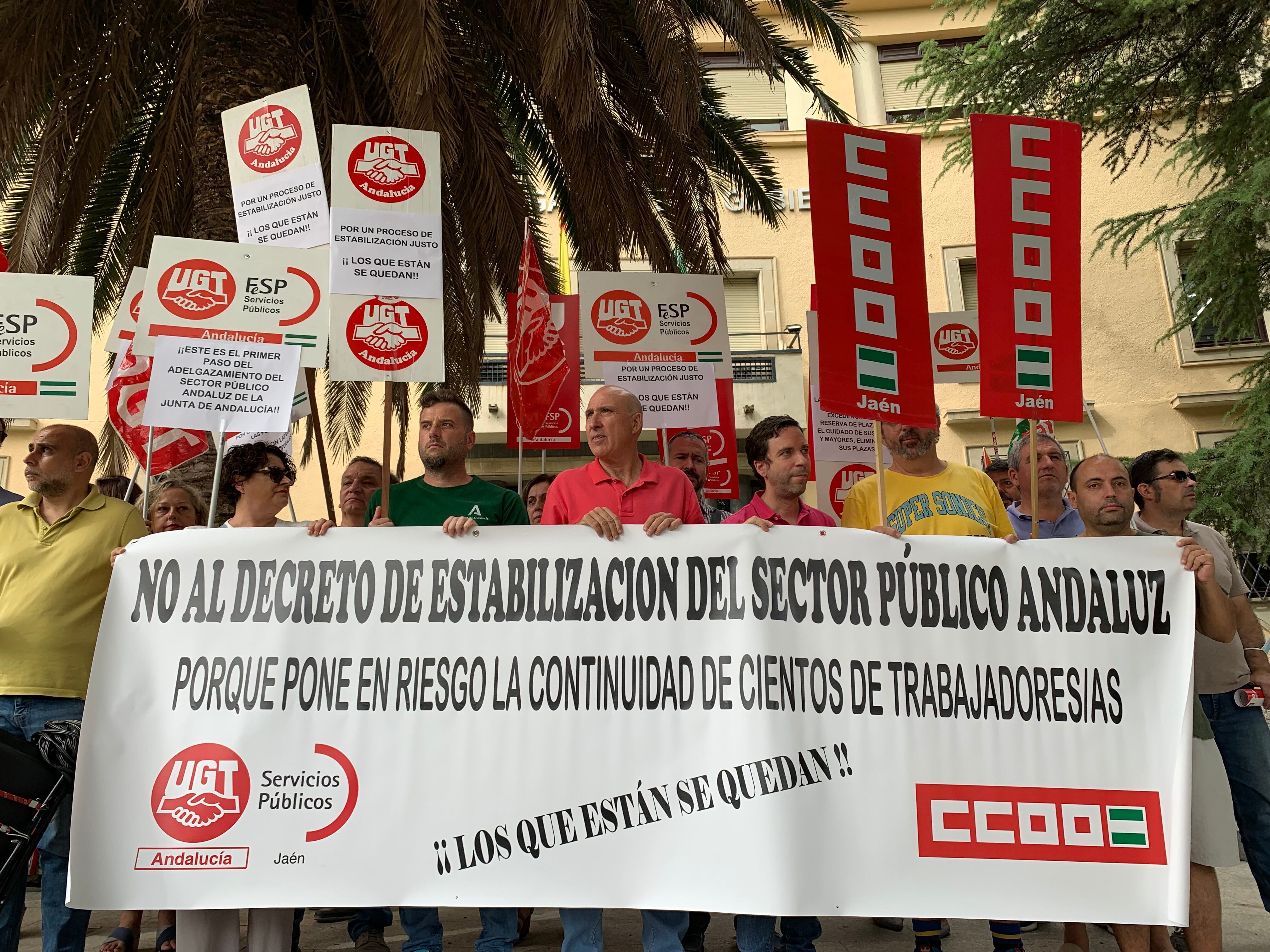 Miembros de CCOO y UGT se manifiestan ante la delegación de la Junta en Jaén para mostrar el rechazo a la forma en la que el gobierno regional está realizando el proceso de estabilización de la plantilla.