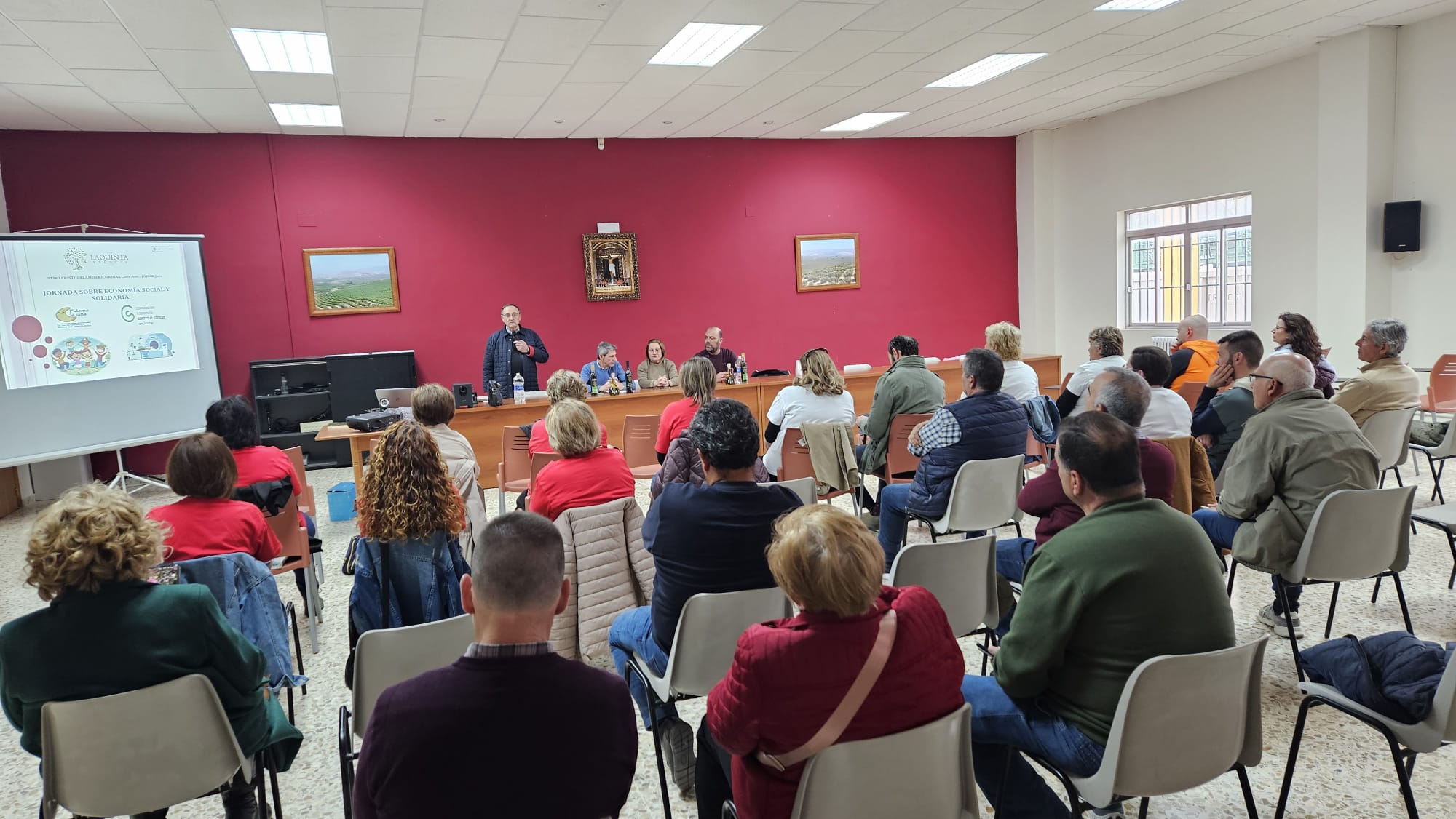 Público asistente durante la intervención : presentación del presidente Manuel Ogállar