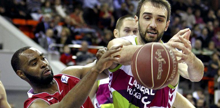 Mirza Begic pelea por un balón en el partido disputado en Zaragoza