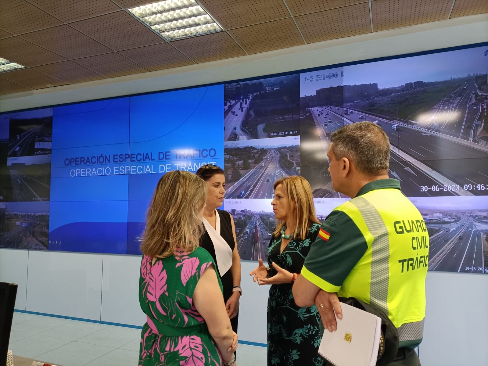 La delegada del Gobierno, Pilar Bernabé, en las instalaciones de la DGT