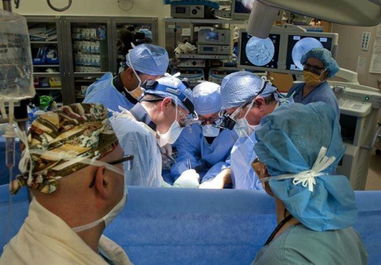 El servicio de Cirugía Cardiaca del Hospital Universitario 12 de Octubre ha implantado con éxito un corazón artificial permanente en un paciente de 72 años que sufría una insuficiencia cardiaca severa antes de la intervención. El trasplante se llevó a cab