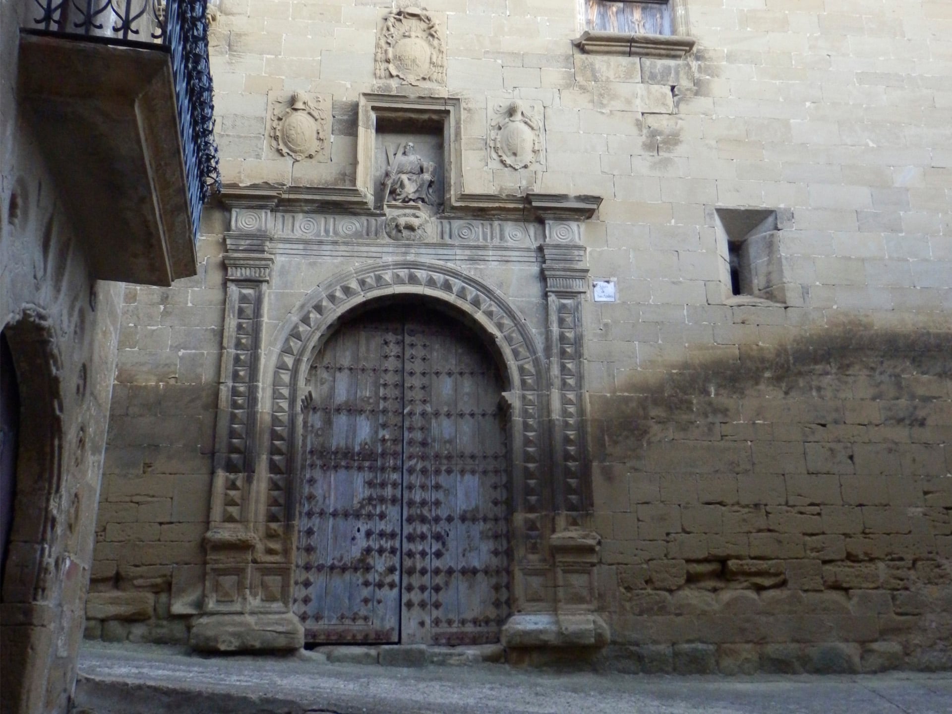 La Iglesia de San Andrés es una iglesia construida en el s XVI por iniciativa de don Pedro del Frago y Garcés, obispo e intelectual de la localidad