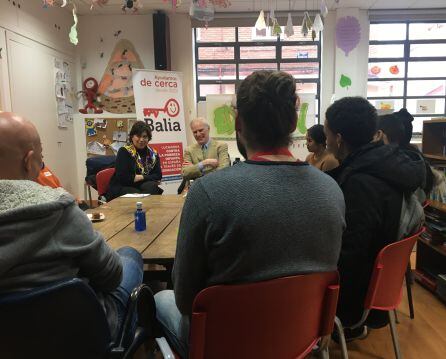 Alston escuchando a alguno de los niños y adolescentes que acuden cada día a esta ONG para recibir apoyo educativo