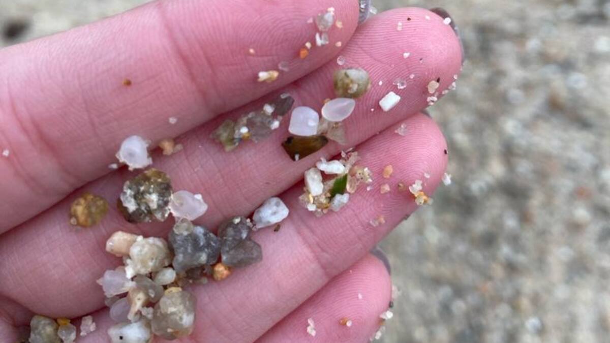 Los pellets llegan a la costa de A Coruña