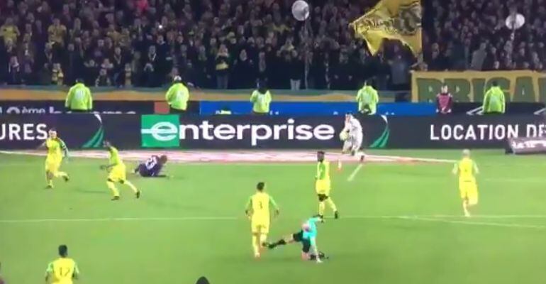 Imagen en la que Tony Chapron le pega una patada al jugador del Nantes