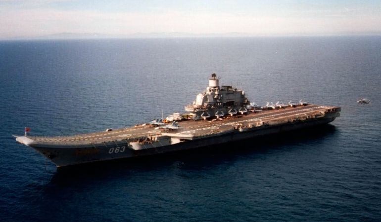 El portaviones nuclear ruso &quot;Admiral Kuznestov&quot;, en una imagen de archivo.