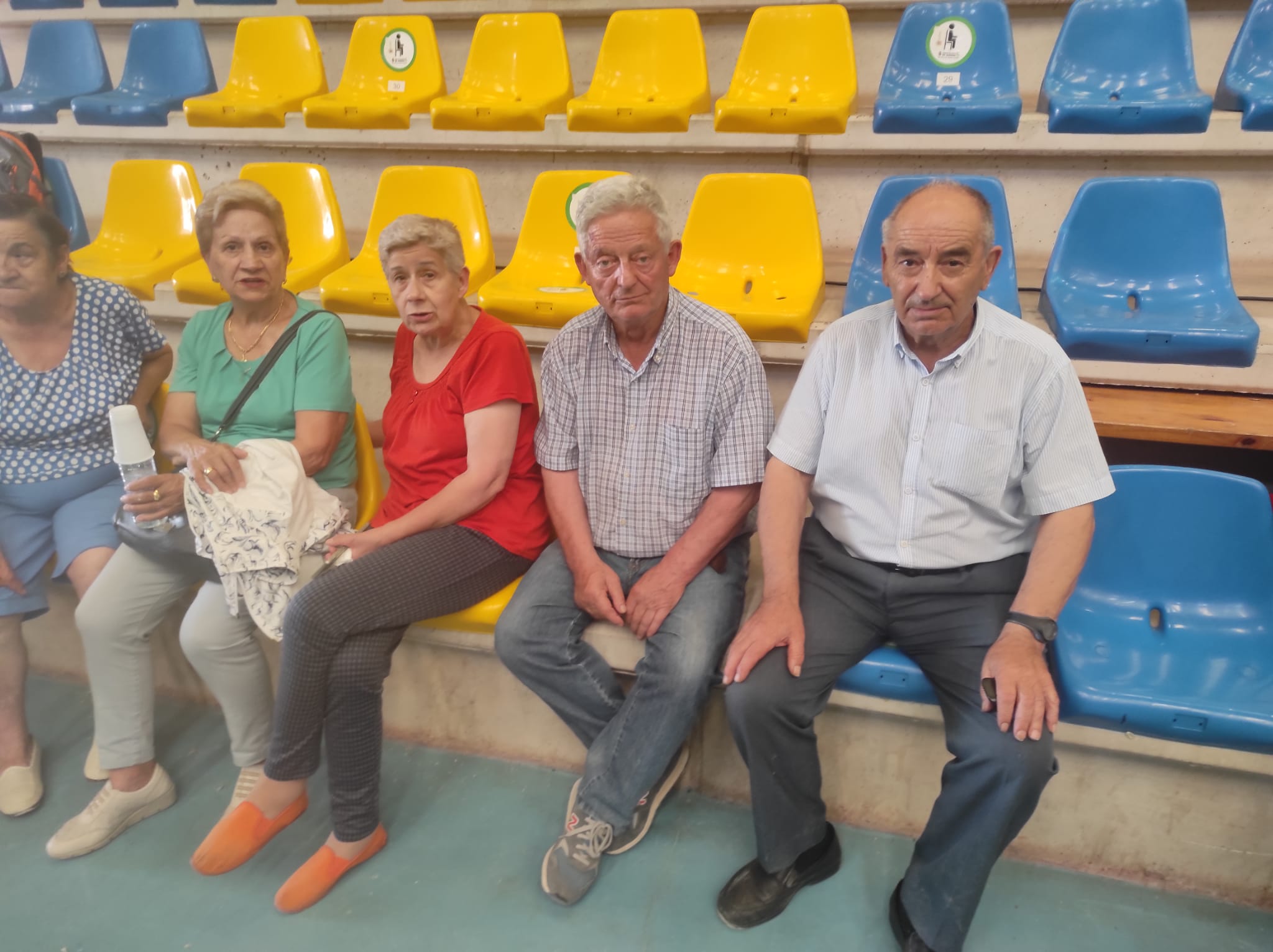 Vecinos de Santo Domingo de Silos y Santibáñez del Val en el polideportivo de Salas de los Infantes. / Foto: Radio Castilla