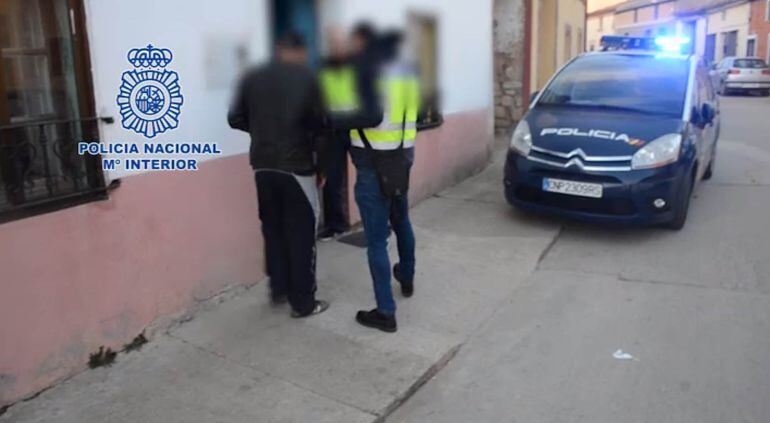 Momento de la detención de los implicados en el delito de trata en Morales de Toro