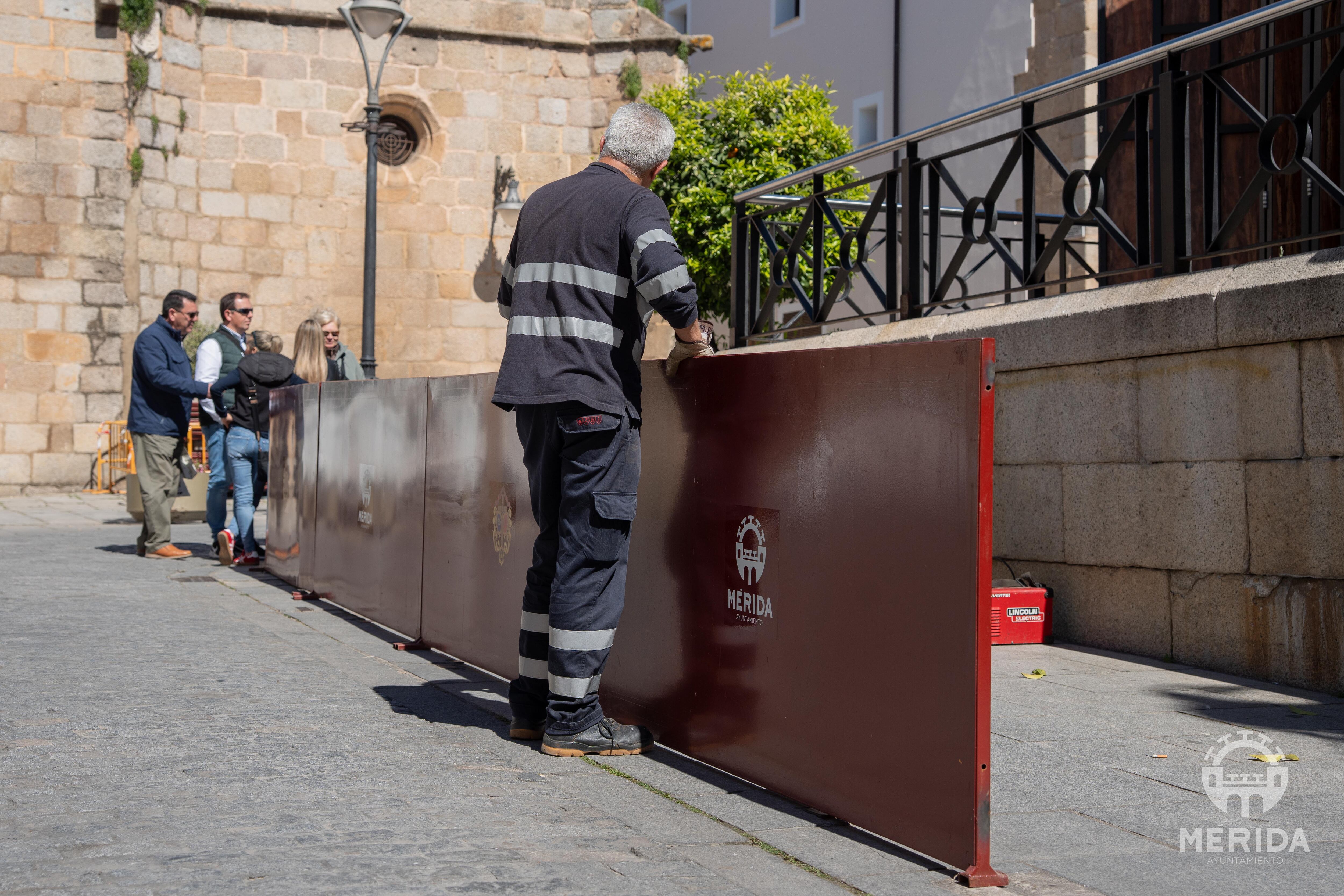 OPERARIOS MUNICIPALES INSTALAN EL VALLADO DE CARRERA OFICIAL