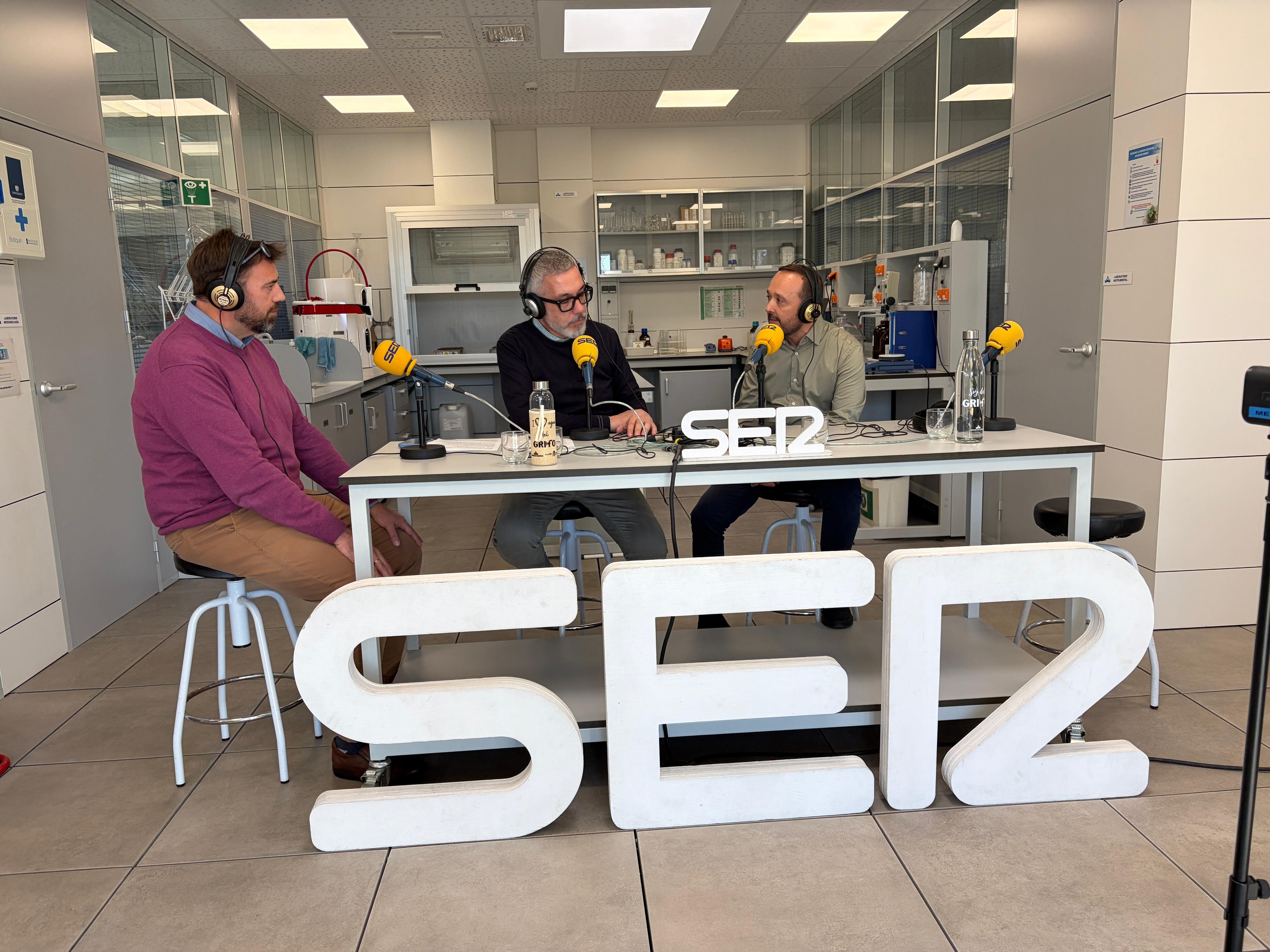 Julio Marín (drcha.), jefe del Departamento de Comunicación y RSE, y Juan Cabezas (izq.), director de Clientes y Comunicación, responden las preguntas de Paco Sánchez.