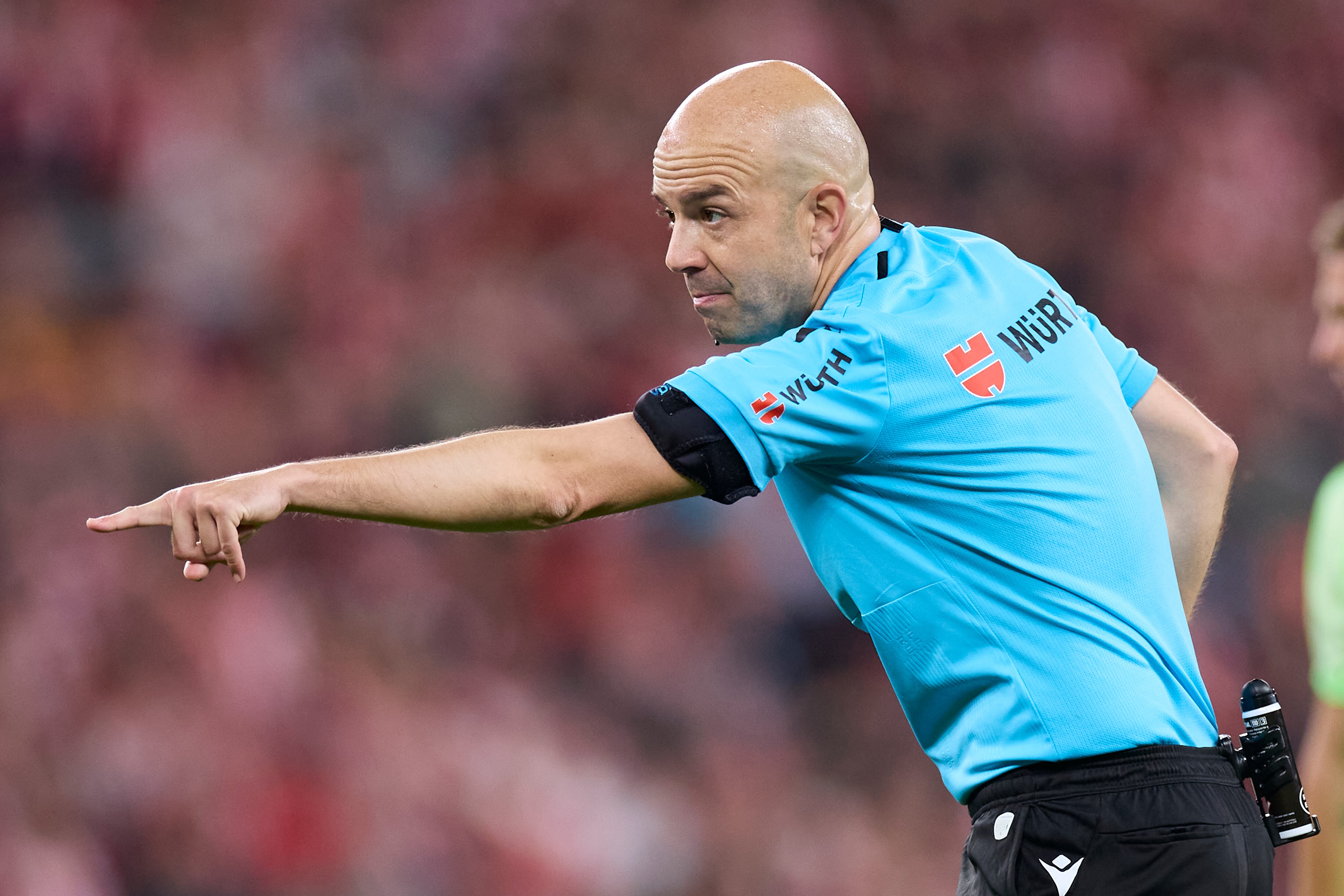 González Fuertes, en el Athletic Club-FC Barcelona de la temporada 2024/25