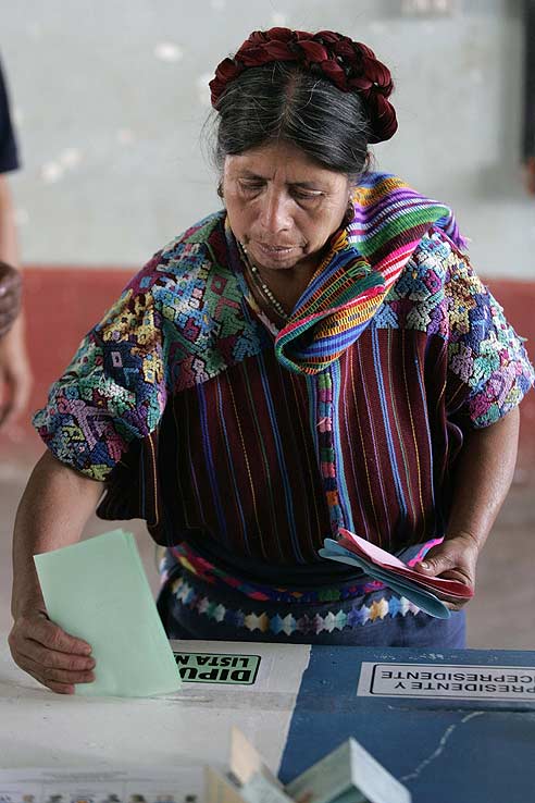 Una mujer votando en Santo Domingo Xelacox (Guatemala).