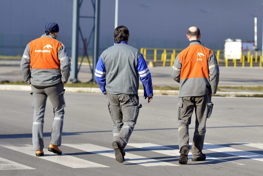 Trabajadores de Arcelor accediendo a una de las plantas de la multinacional. 