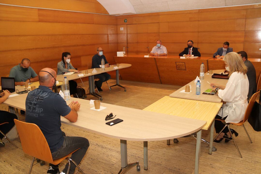 Reunió entre el conseller d&#039;Empresa i Coneixement, Ramon Tremosa, els alcaldes de l&#039;Arboç i Banyeres del Penedès, i el comitè d&#039;empresa de Saint-Gobain. 