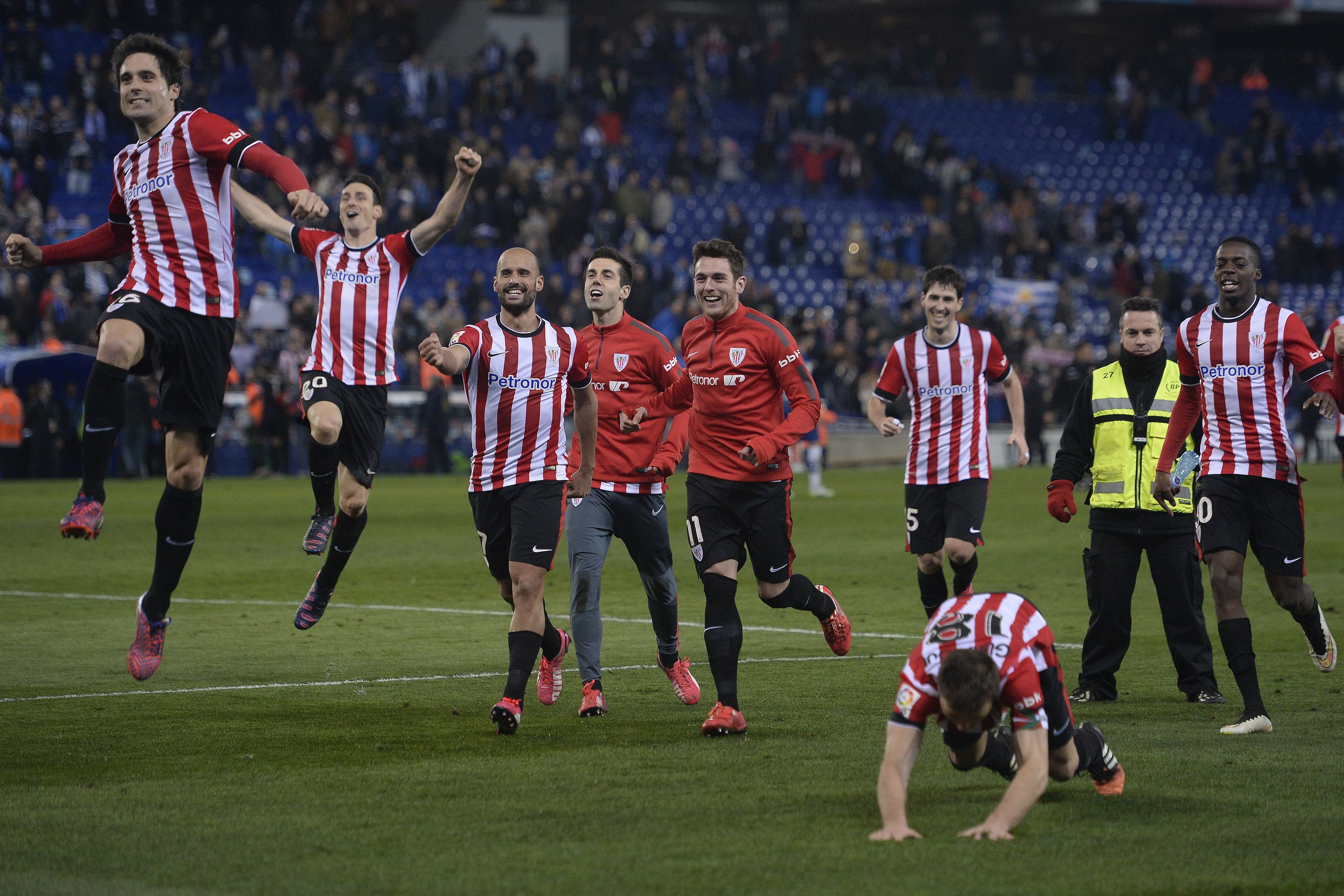 Los jugadores del Athletic celebran la clasificación para la final de Copa de 2015