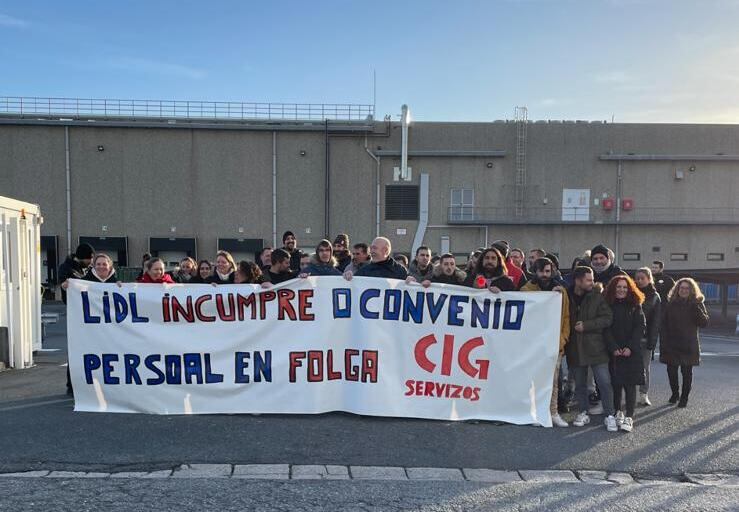 La plantilla se concentra a las puertas del centro de trabajo (foto: CIG)