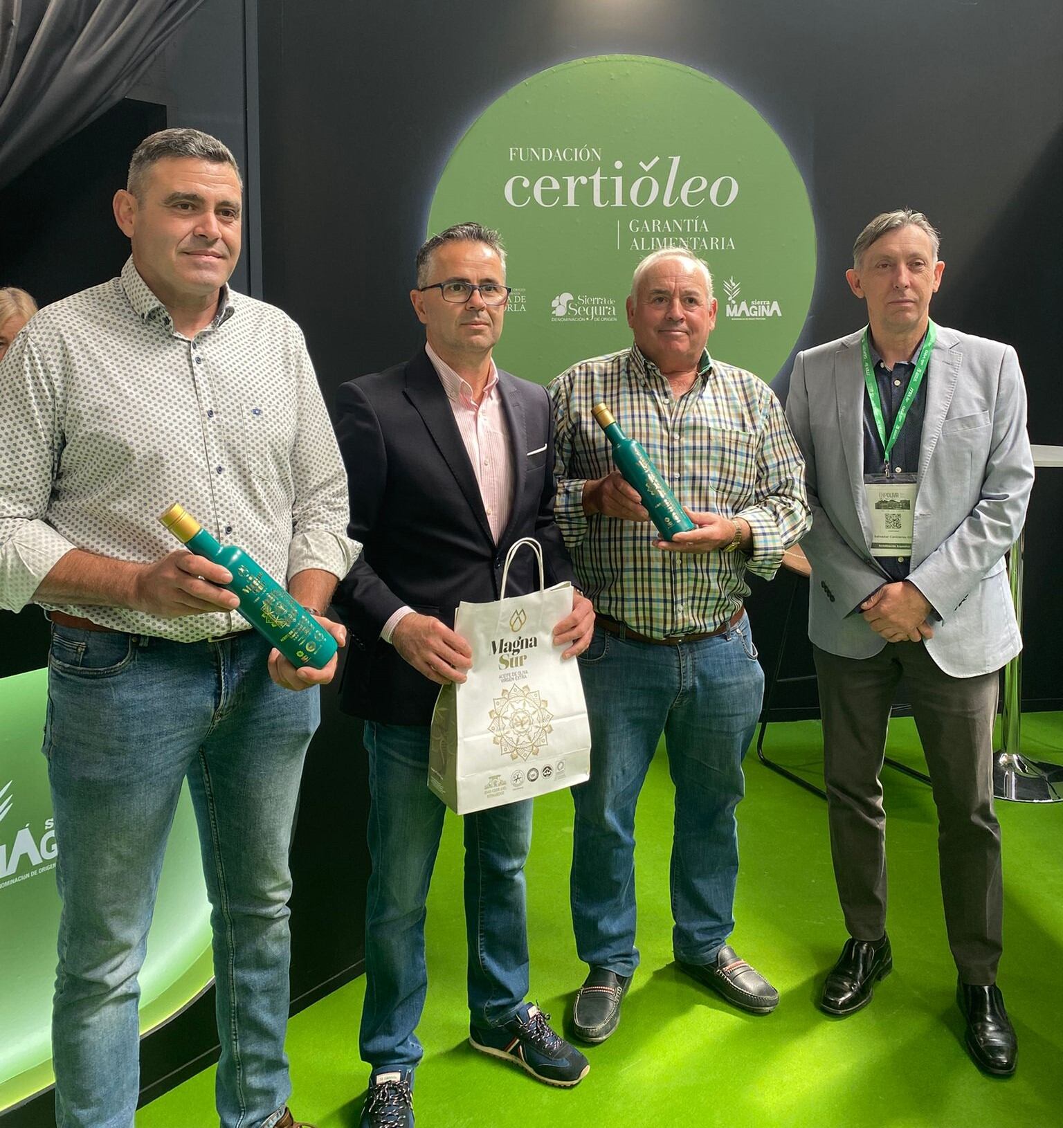 Representantes de entidades inscritas en el C.R.D.O. Sierra Mágina en Expoliva 2025, acompañados por el presidente del Consejo, Salvador Contreras (Dcha.)