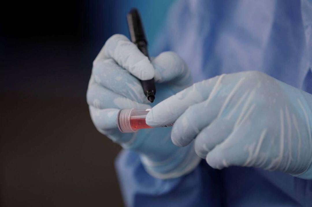 Personal médico realiza este martes pruebas de hisopados para detectar COVID-19  Bienvenido Velasco (EFE) 