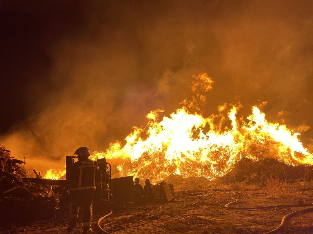 Incendio de una fábrica. Imagen de archivo