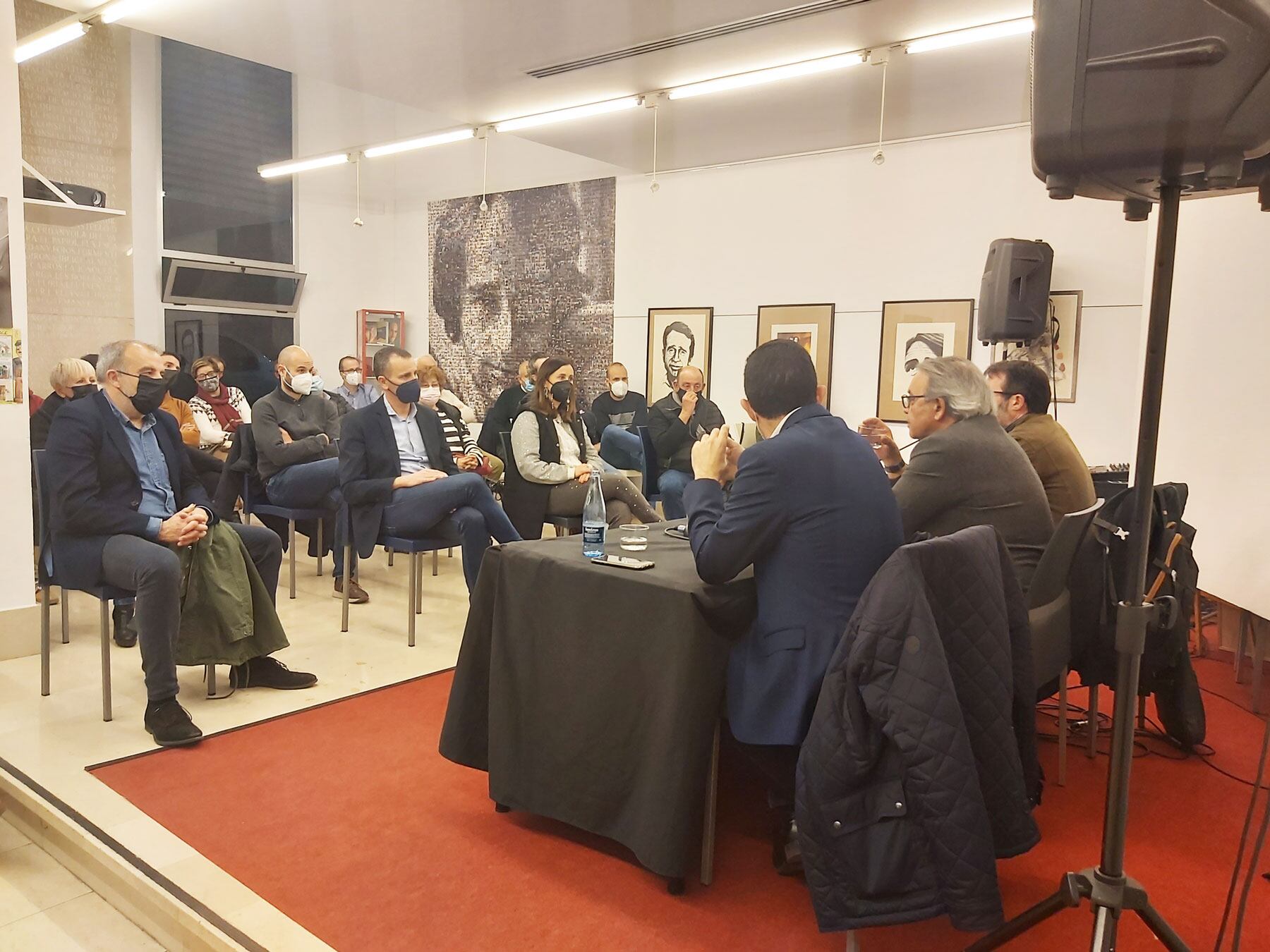 Manolo Mata, Toni Francés y Toni Gisbert en la mesa presidencial del acto de la charla del síndic socialista en Les Corts Valencianes