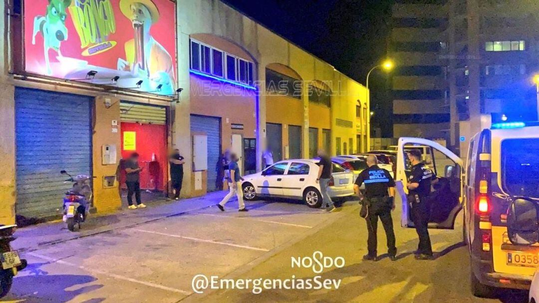 La policía local inspeccionando un establecimiento 