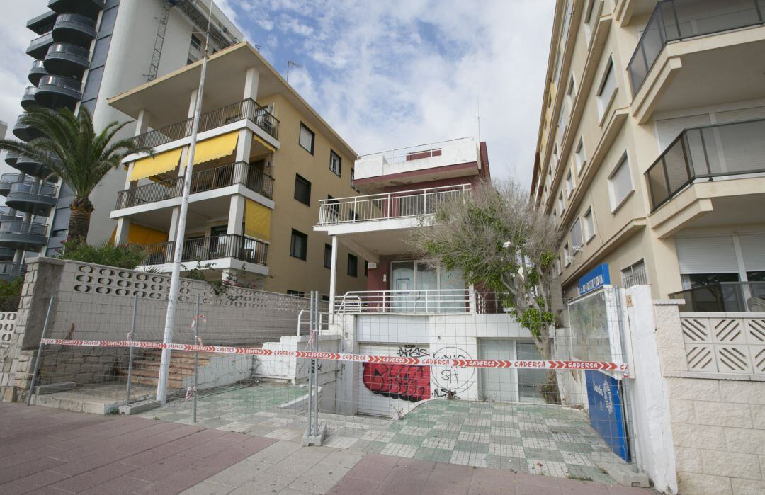 Obras del nuevo retén de la Policía Local en la playa de Gandia 