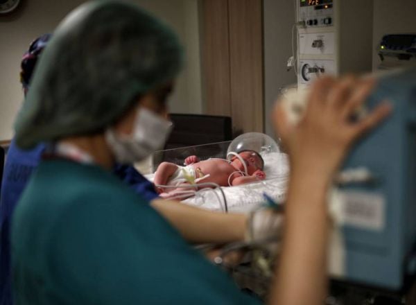 Un recién nacido es atendido por enfermeras en el hospital