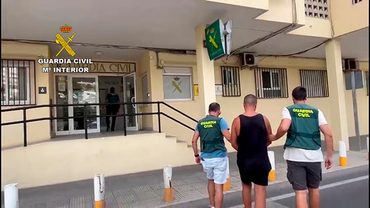 Momento de entrada en el cuartel de la Guardia Civil de Xàbia.