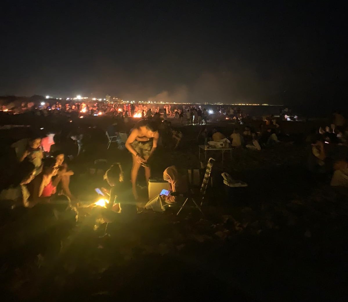 Celebración de la noche de San Juan en la playa de La Patacona de València.