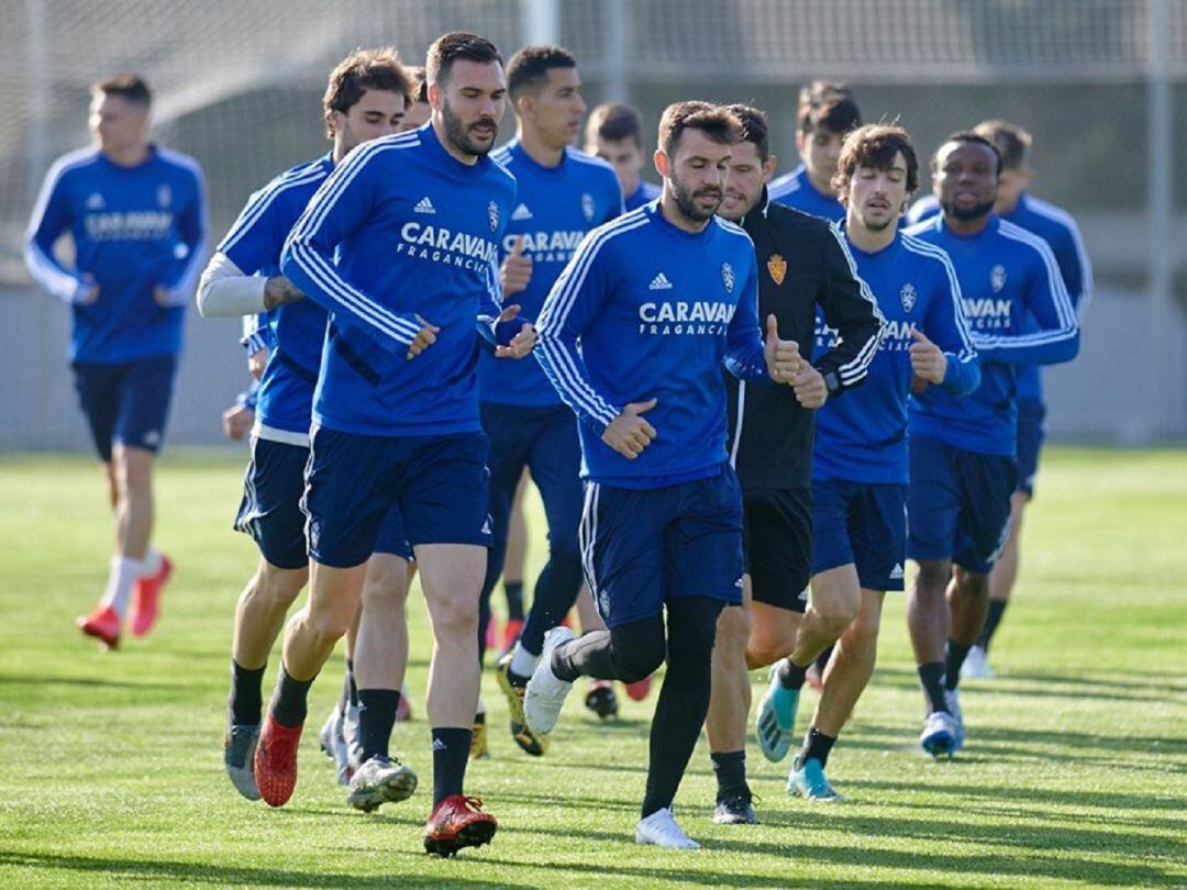 La plantilla del Real Zaragoza durante un entrenamiento