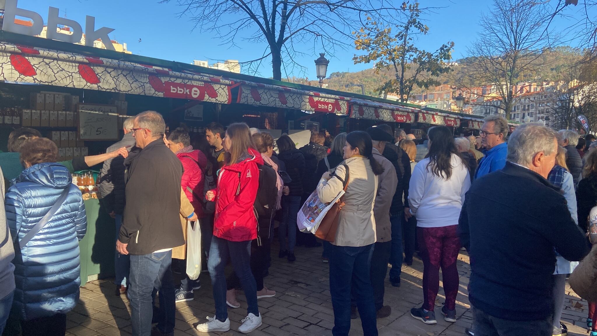 Actividad en los puestos de Santo Tomás en Bilbao.