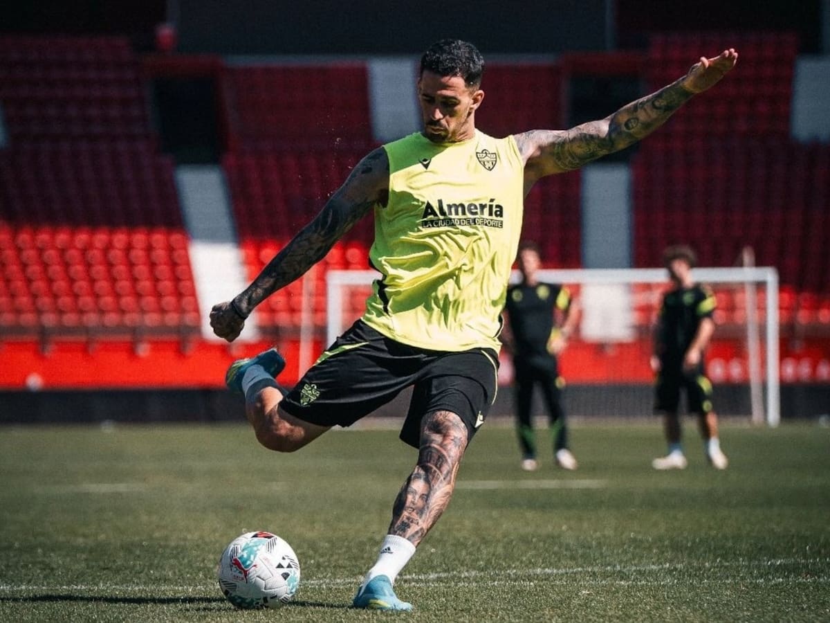 Miguel, el delantero de los 1.000 tatuajes que ha enamorado a Almería: “Los tienes más grandes que la Alcazaba”