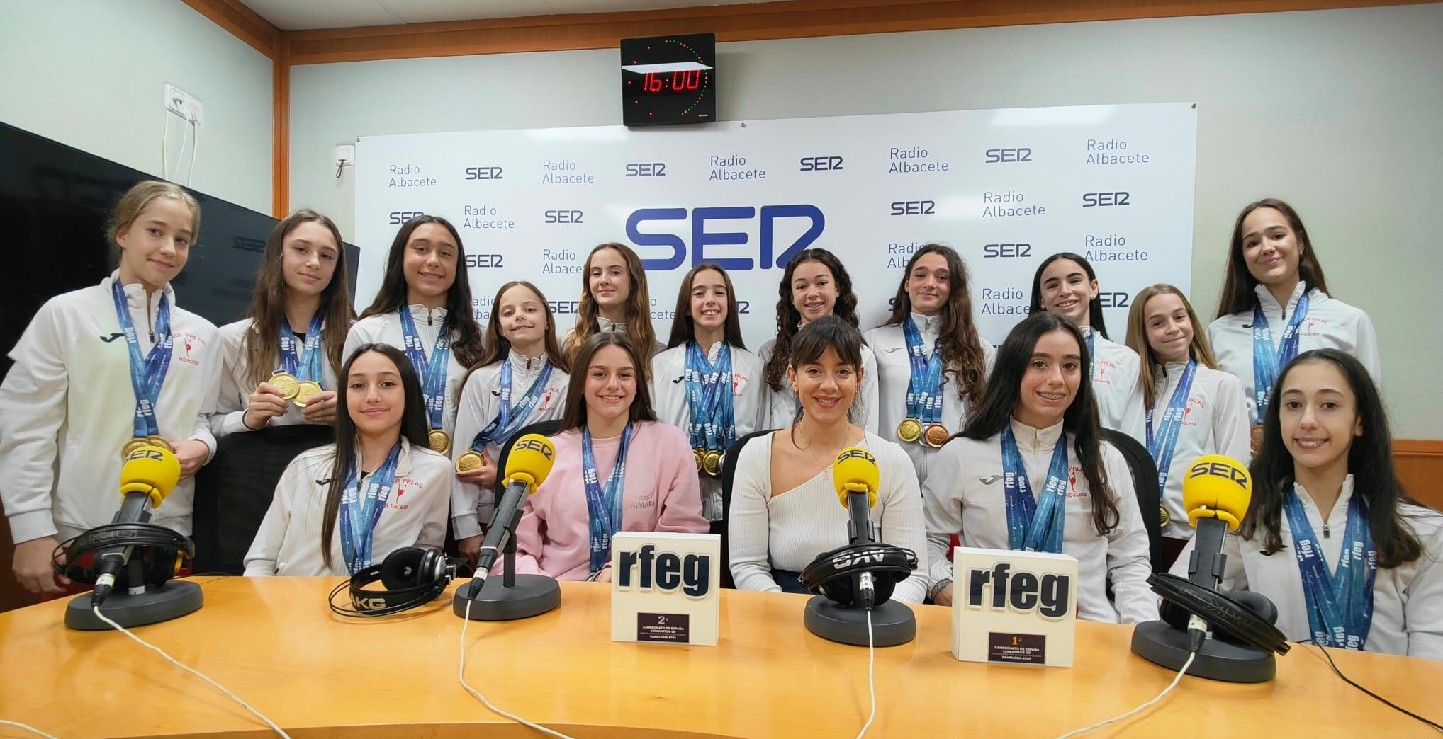 Elena Córcoles, entrenadora, acompañada de integrantes de los equipos Infantil, Junior y Primera Categoría.